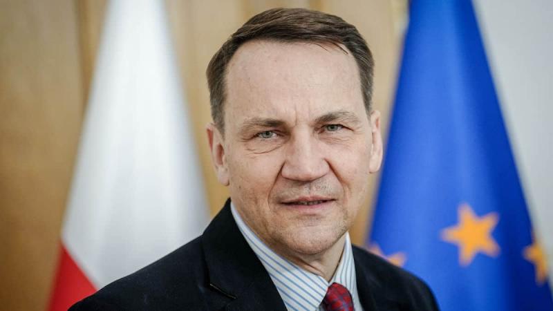 Сікорський жорстко відреагував на висловлювання скандального польського євродепутата про Аушвіц.