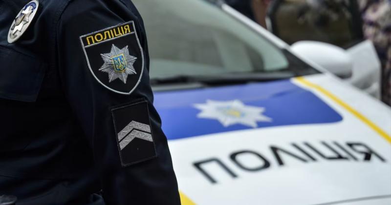 Група молодих людей здійснила напад на представника іудейської громади поруч із синагогою в Києві, повідомляє поліція.