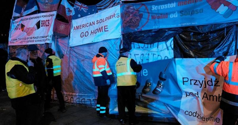 У Варшаві було знято намет, що містив російську пропаганду, а організатора доставили до психіатричної лікарні. Фотозвіт.