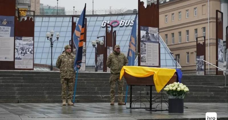 У Києві відбулося прощання з угорським добровольцем Беньяміном Ашером, який брав участь у службі в Третій штурмовій бригаді. Дивіться наш фотоотчет.