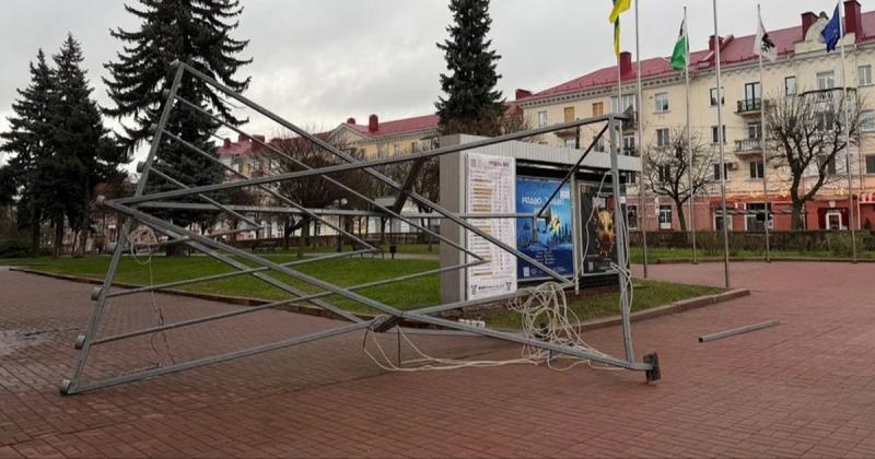 У Чернігові було знищено Ханукальну менору: невідомі особи залишили образливий напис. ВІДЕО