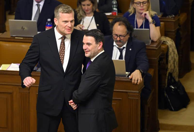 В Чехії опозиційні сили закликають до відставки міністра закордонних справ через його спроби чинити тиск на президента.