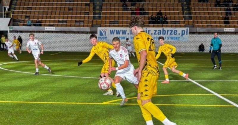 На футбольному змаганні в Польщі українські діти стали жертвами цькування: тренер агресивно поводився з українцями, а гравці вигукували пропагандистські гасла на підтримку Путіна.