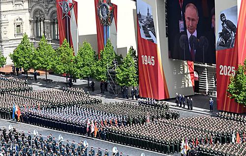 Путін взяв участь у святковому параді 9 травня в Москві, де провів аналогії між подіями Другої світової війни та сучасною 