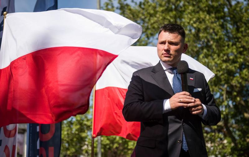 Славомір Менцен – це кандидат у президенти Польщі, який відзначається своїм неоднозначним ставленням до історичних постатей, зокрема, він характеризує Бандеру як злочинця.