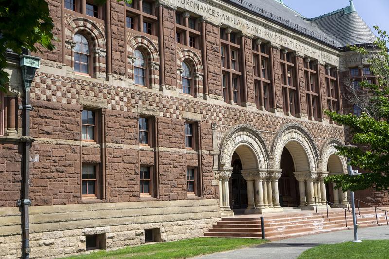 Білий дім планує анулювати угоди з Гарвардським університетом на суму в 100 мільйонів доларів.