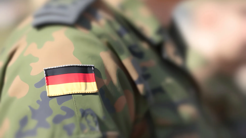 Солдату Бундесверу зменшать зарплату через інтимні стосунки з дружиною товариша по службі.