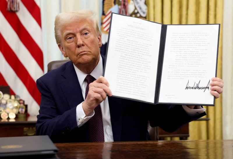 США закривають свої кордони для біженців, але лише одна раса матиме виняток.