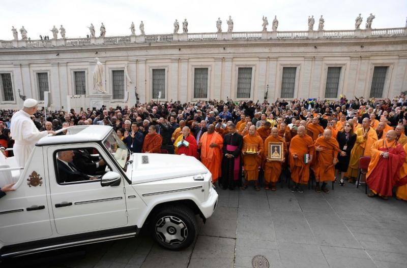 Батько: основа спілкування лежить в любові, яка є єдиною основою миру - Vatican News.