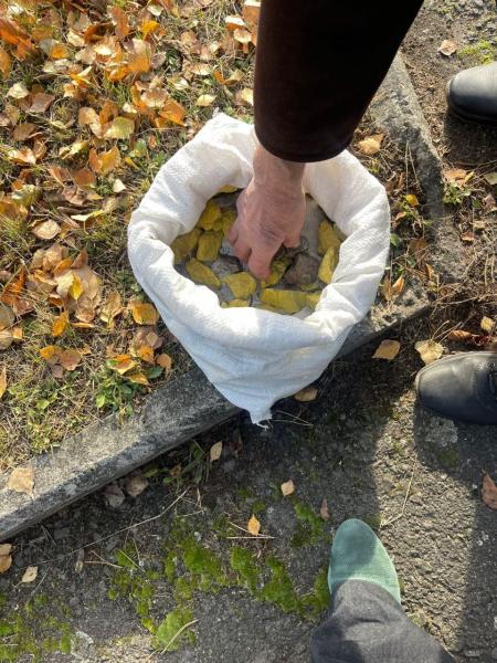 Замість традиційних квітів – каміння: в урочищі 