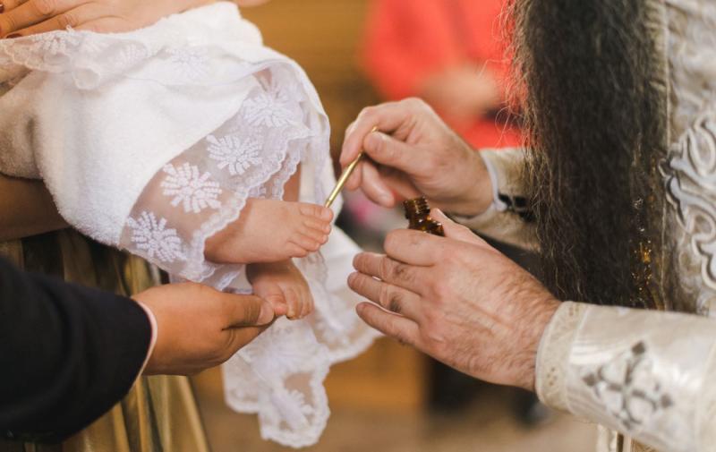 Немовля або під час свідомого віку? Православна Церква України дала роз'яснення батькам щодо оптимального часу для хрещення дитини.