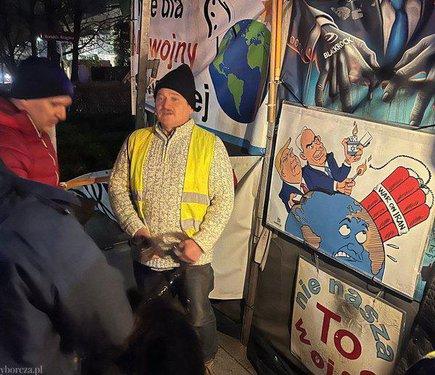 У Варшаві демонтували намет, що поширював російську пропаганду, а керівника цього руху направили на обстеження до психіатричної лікарні.