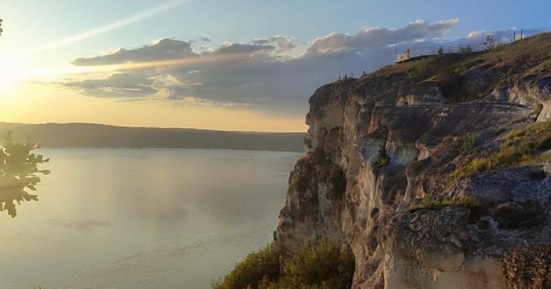 Як маленьке містечко з фортецею опинилося під водами водосховища: тут колись проживали трипільці (фото, відео)