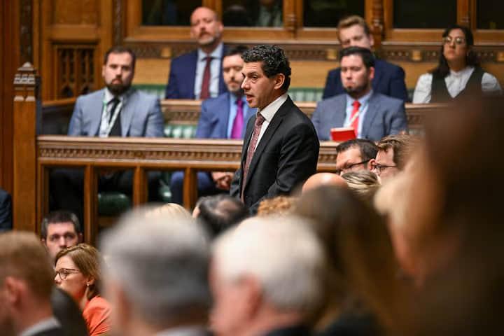 У Великій Британії засудили чоловіка, який направляв депутату тисячі антисемітських погроз.