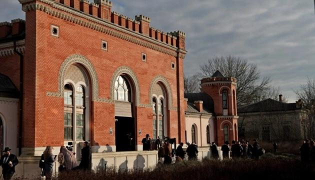 У Чернівцях ізраїльська делегація провела урочисту церемонію, під час якої закопала частини книг, що були знищені внаслідок пожежі в синагозі.