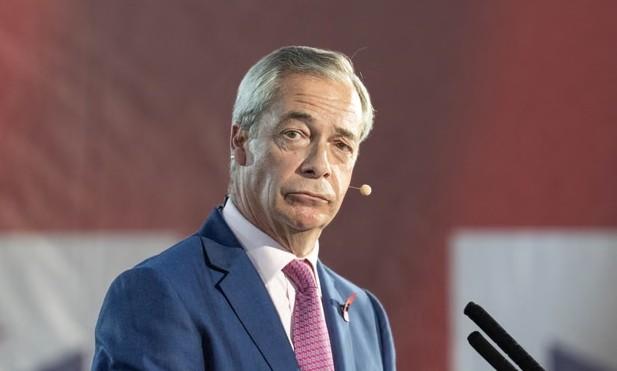 Великобританія: 26 осіб, які навчалися разом із Фараджем, звернулися до нього з проханням вибачитися за свої колишні вчинки.