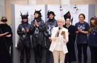 Путін разом із темними силами та воїнами, що несуть різдвяні подарунки, у сценах вертепу під час війни.