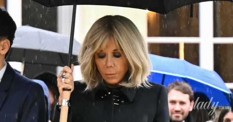 З ефектним макіяжем у стилі смокі-айс та в елегантному пальті з ремінцями: Бріжит Макрон взяла участь у пам'ятній церемонії.