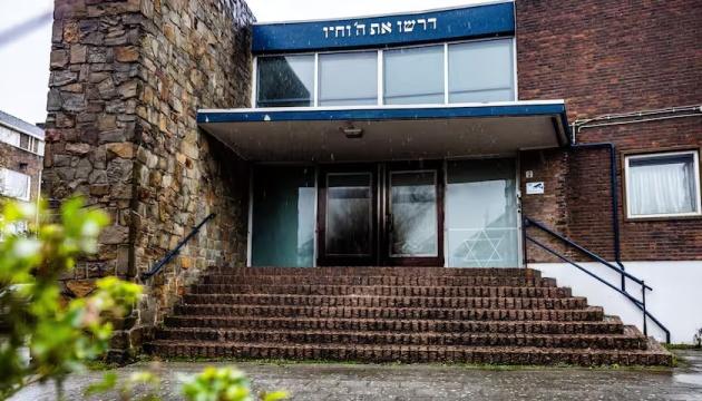 У Нідерландах в районі синагоги спалахнула пожежа, і правоохоронці вважають, що це може бути навмисний підпал.