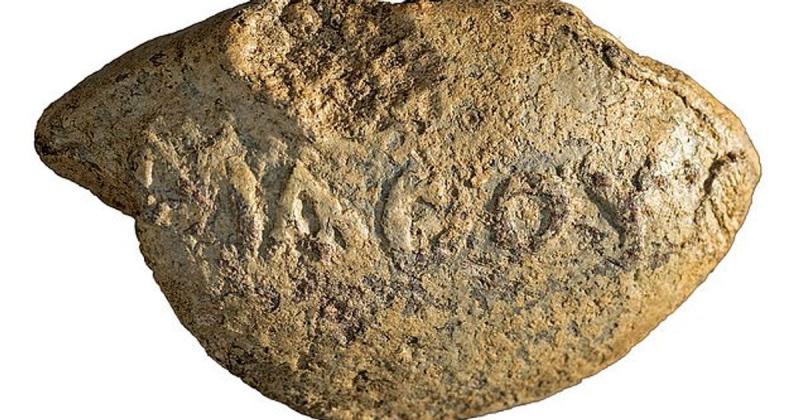 В Ізраїлі виявили 2000-річний камінь для пращі, на якому написано знущальне повідомлення.