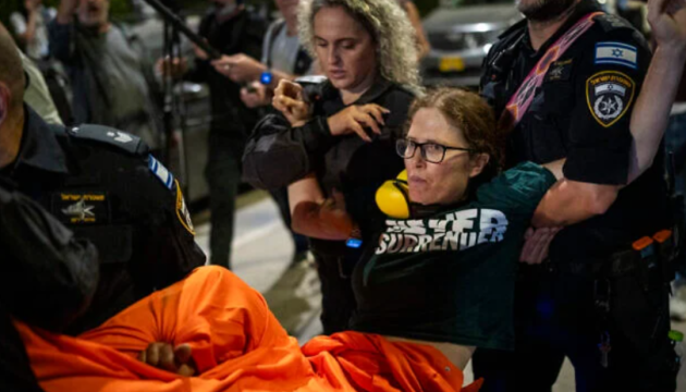 У Тель-Авіві правоохоронці жорстко розігнали акцію протесту проти війни.