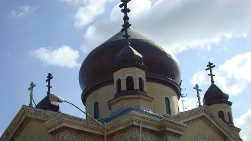 Протягом 2022-2025 років релігійна самоідентифікація українців залишалася стабільною, з приблизно 50% респондентів, які відносять себе до Православної церкви України, за даними КМІС.