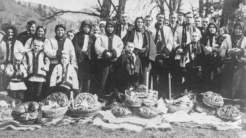 Що містилося в великодньому кошику українців століття тому: традиції святкування Великодня в давні часи.