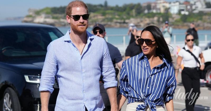 Герцогиня обрала свою улюблену смугасту блузку та джинси: Сассекські провели час на пляжі в Сіднеї.