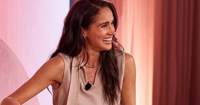 Чи є це підготовкою до повернення до королівських обов'язків? Принц Гаррі та Меган Маркл, одягнені з ніг до голови в брендові речі, здійснили тур Австралією.