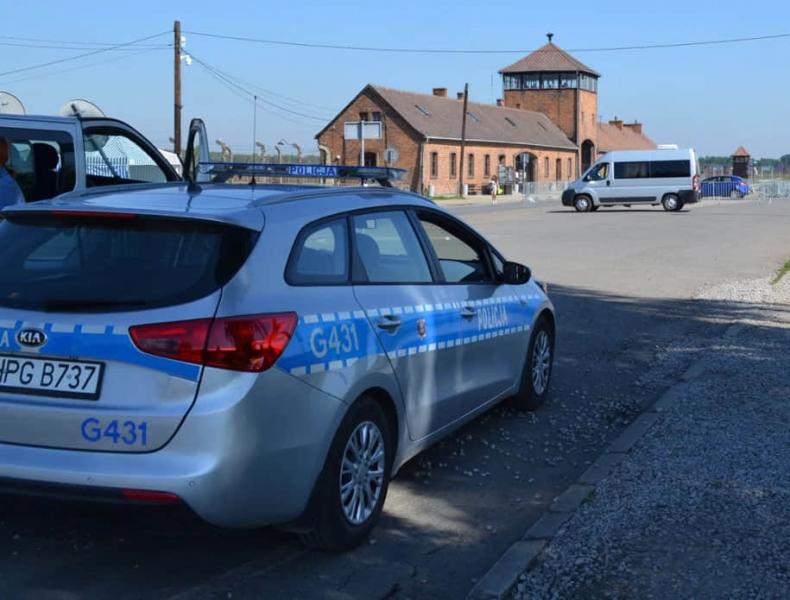 У Польщі правоохоронці затримали дев'ятьох мандрівників за спробу незаконно потрапити на територію Аушвіца.