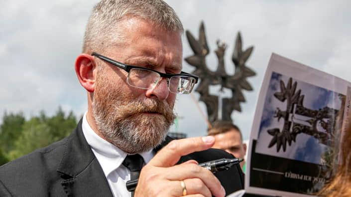 У Європейському парламенті ухвалили рішення про позбавлення імунітету депутата з Польщі, який виявляє українофобські погляди.