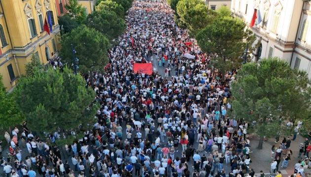В Албанії тисячі громадян знову вийшли на вулиці, протестуючи проти зведення курорту, пов'язаного зі зятем Дональда Трампа.