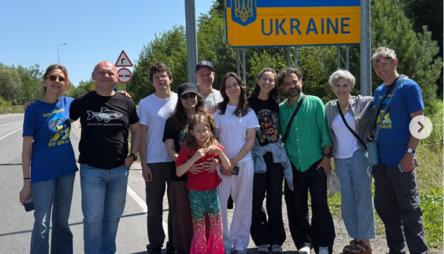 Голлівудська зірка Джессі Айзенберг прибув до України з метою волонтерської діяльності.