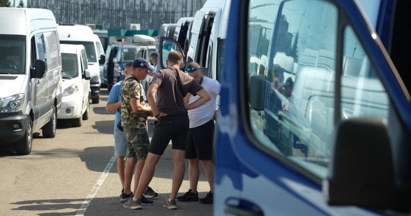 Вимушений виїзд населення досягає нових висот: на кордонах знову утворюються черги.