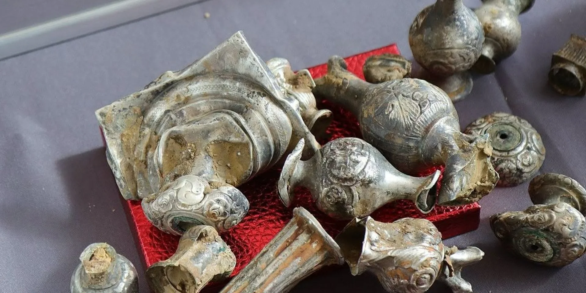 Для будь-якої ситуації. У Польщі виявили цікаву тайник з коштовностями та грошима з різних держав.