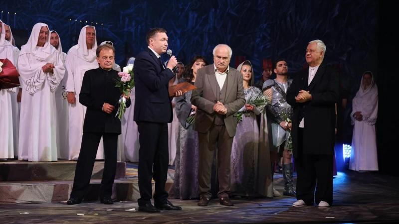 84-річний Тадей Риндзак протягом двох місяців працював над розписом полотна у Львівській опері, яке має вражаючі розміри — понад 40 метрів у ширину і 14 метрів у висоту.