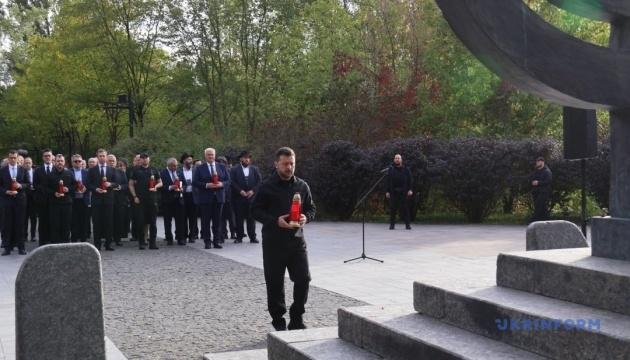 Зеленський виявив шану жертвам масових вбивств у Бабиному Яру.