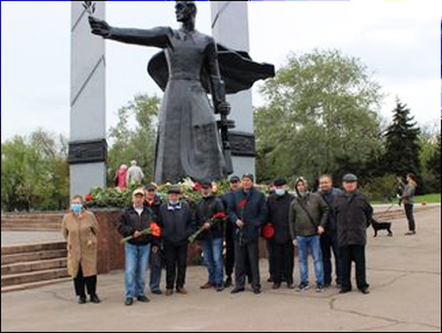 МАРИУПОЛЬ. К памятнику Воинам-освободителям возложили цветы